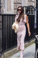 VICTORIA BECKHAM Leaves Her Shop in Dover Street in London 03/23/2023