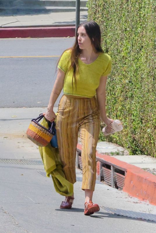 ACOUT WILLIS Arrives at a Friend