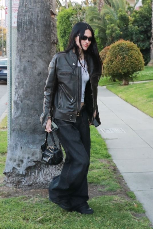 AMELIA HAMLIN Leaves a Friend