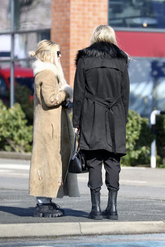 AVA MAX Waiting for Her Ride in Salford in Manchester 04/15/2023