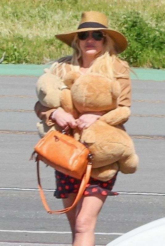 BRITNEY SPEARS Leaves a Private Jet in Los Angeles 05/06/2023