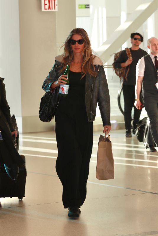 GISELE BUNDCHEN Leaves Her Hotel in New York 04/12/2023