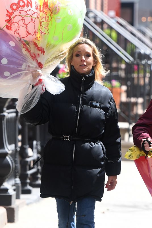 JANE KRAKOWSKI Out Picking up a Load of Balloons on Easter in New York 04/09/2023