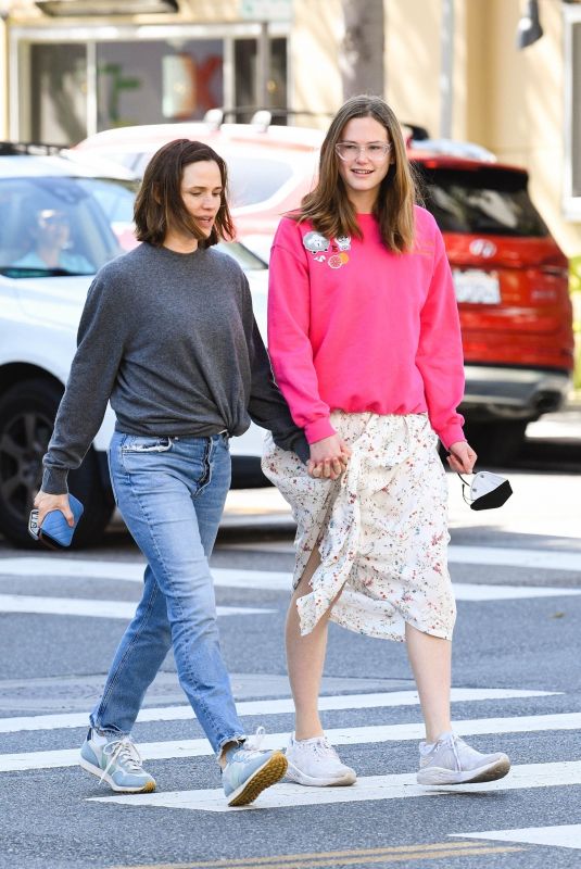 JENNIFER GARNER Out with Her Daughter Violet in Beverly Hills 04/15/2023