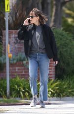 JENNIFER GARNER Picks up Her Son Samuel at School in Santa Monica 04/17/2023