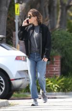 JENNIFER GARNER Picks up Her Son Samuel at School in Santa Monica 04/17/2023