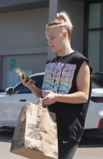 JOJO SIWA Out at Erowan Market for a Quick Lunch in Los Angeles 03/29/2023
