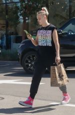 JOJO SIWA Out at Erowan Market for a Quick Lunch in Los Angeles 03/29/2023