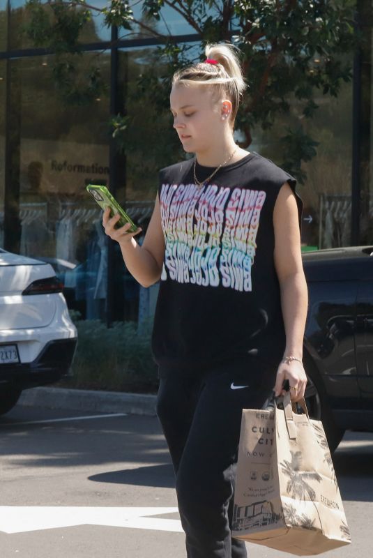 JOJO SIWA Out at Erowan Market for a Quick Lunch in Los Angeles 03/29/2023