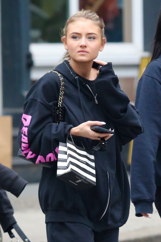LENI KLUM Out Shopping with Friend in New York 04/28/2023