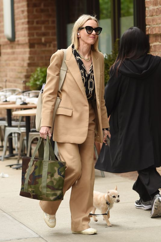 NAOMI WATSS Returning Home with Her Dog in New York 04/27/2023