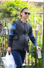 Pregnant CLAIRE DANE Shopping for Groceries in New York 04/19/2023