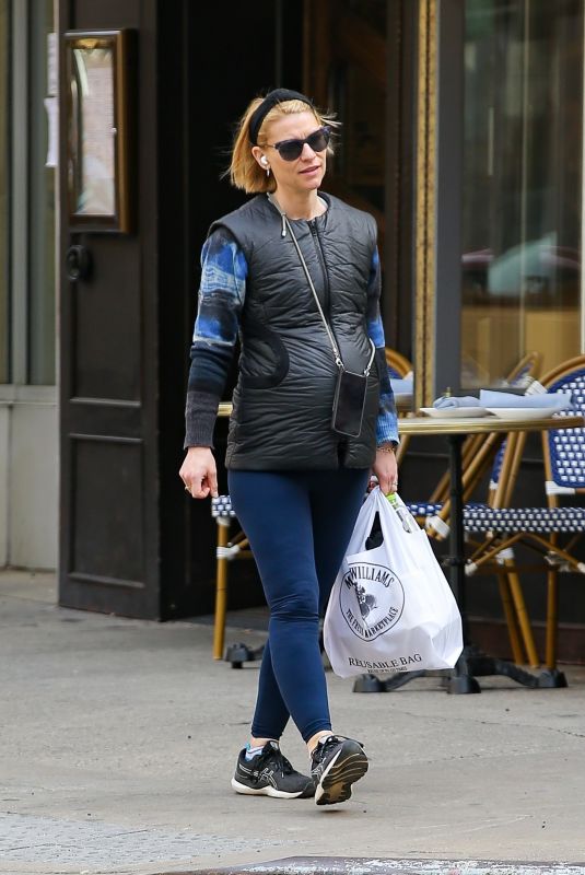 Pregnant CLAIRE DANE Shopping for Groceries in New York 04/19/2023