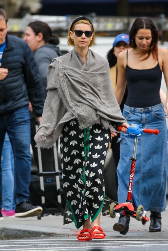 Pregnant CLAIRE DANES Out and About in New York 04/16/2023