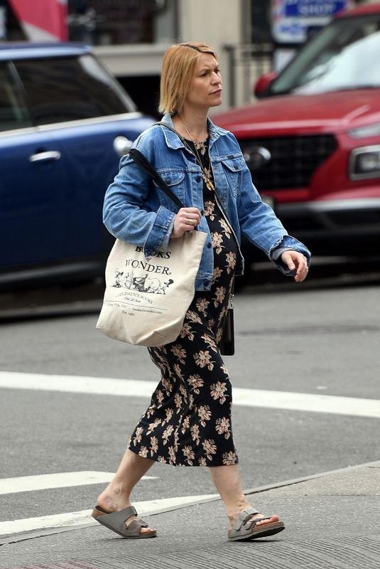 Pregnant CLAIRE DANES Out in New York 04/06/2023