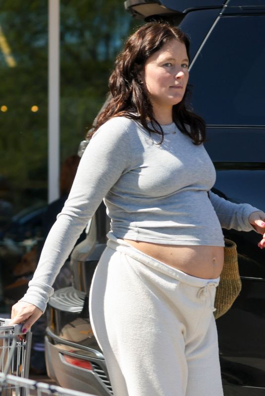 Pregnant OLIVIA MILLAR Out for Grocery Shopping in Calabasas 04/10/2023