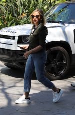 SARAH MICHELLE GELLAR Arrives at Easter Day Lakers Game at Crypto.com Arena in Los Angeles 04/09/2023