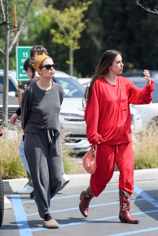 SCOUT and TALLULAH WILLIS Out for Groceries in Los Angeles 04/18/2023