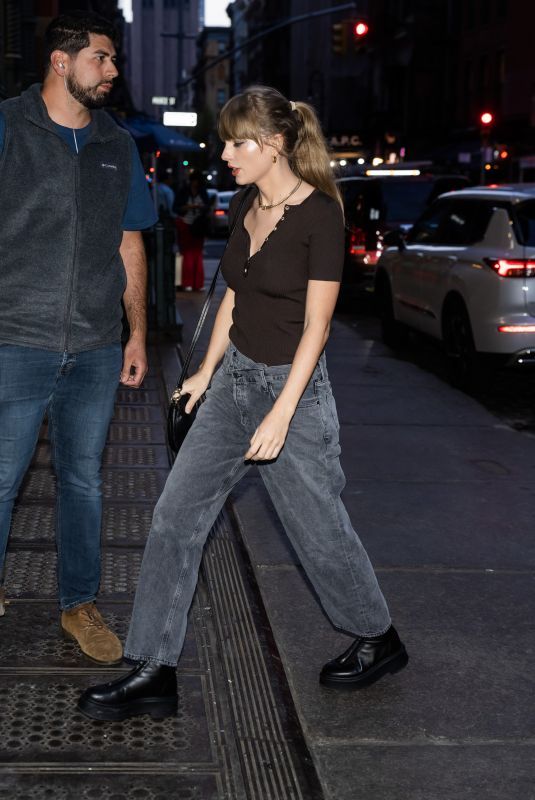 TAYLOR SWIFT Night Out in New York 04/17/2023