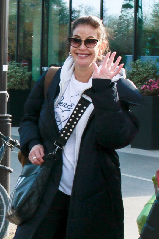 TERI HATCHER Leaves Her Hotel After Paris Fan Festival 04/16/2023