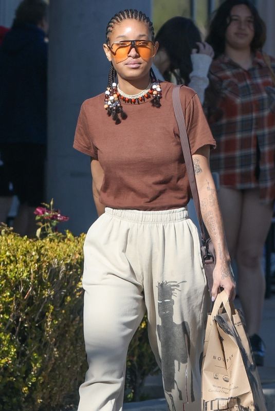 WILLOW SMITH Out for Grocery Shopping at Erewhon Market in Calabasas 04/03/2023