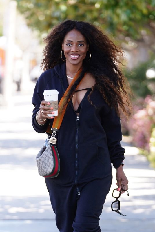 YOLANDA EZELL Leaves Joans on Third in Studio City 04/03/2023