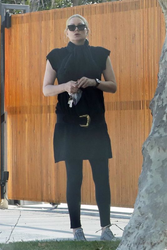 ALICE EVAANS Moving Out of California Home in Los Angeles 05/06/2023