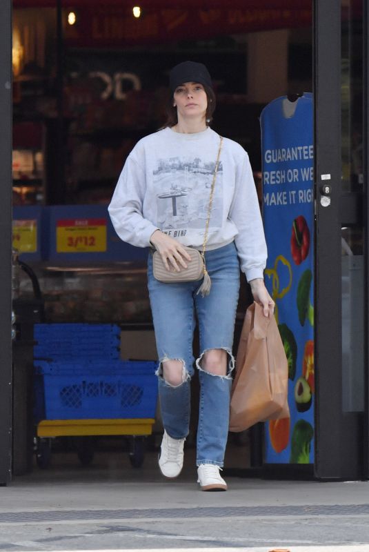 ASHLEY GREENE Shopping at Ralphs in Los Angeles 05/08/2023