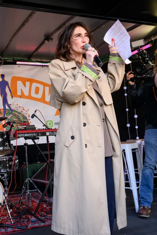 CARICE VAN HOUTEN Campaigns in Front of Rabobank