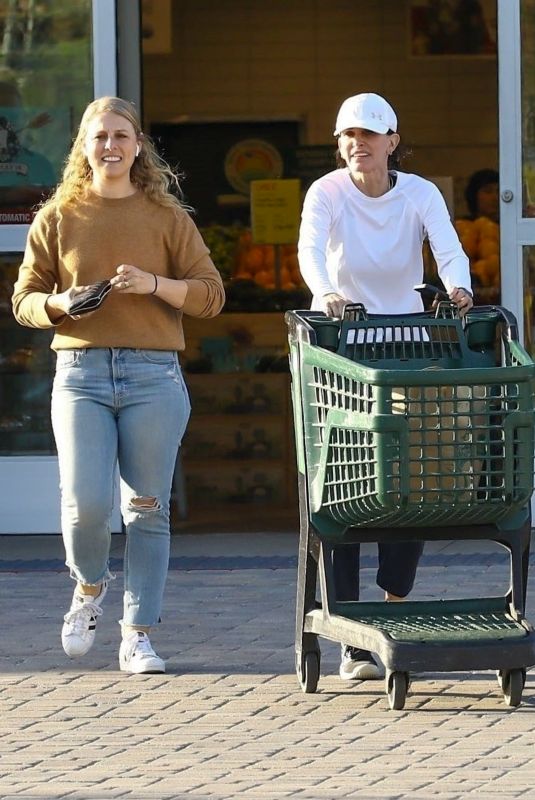 COURTENEY COX Shopping with a Friend at Malibu’s Outdoor Shopping Center 05/10/2023