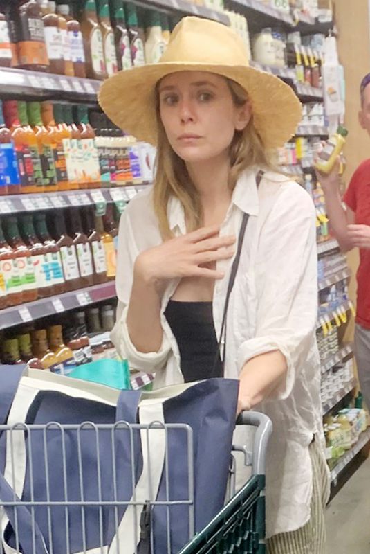 ELIZABETH OLSEN Shopping at Whole Foods in Los Angeles 04/29/2023