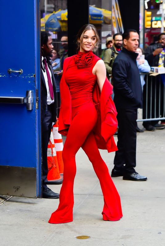 HAILEE STEINFELD Arrives at Good Morning America in MNew York 05/24/2023