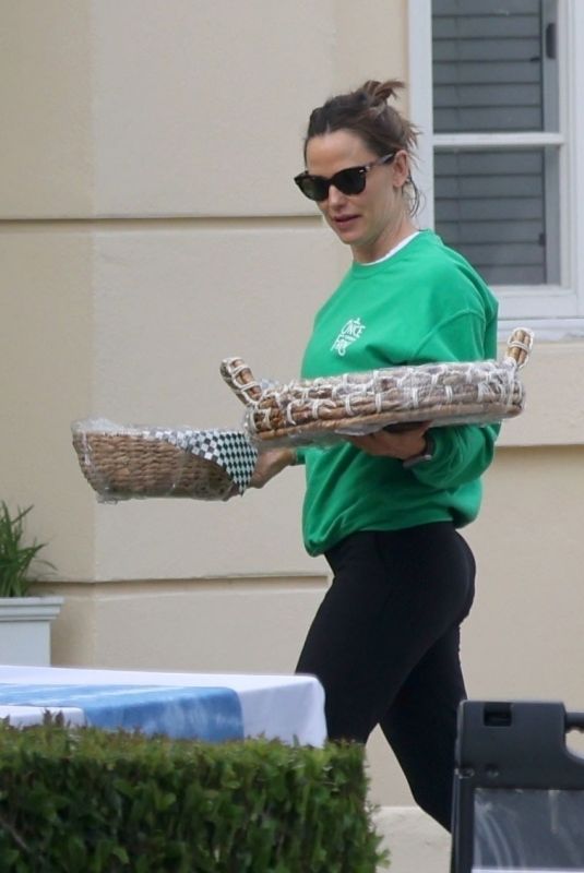 JENNIFER GARNER Arrives at Her Son