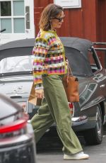 JENNIFER GARNER Shopping at Jenny Kayne Store in Brentwood 05/26/2023