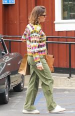 JENNIFER GARNER Shopping at Jenny Kayne Store in Brentwood 05/26/2023