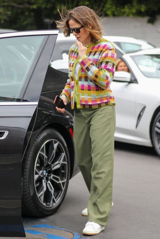 JENNIFER GARNER Shopping at Jenny Kayne Store in Brentwood 05/26/2023