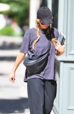 JENNIFER LAWRENCE Out Picking up Books in New York 05/27/2023