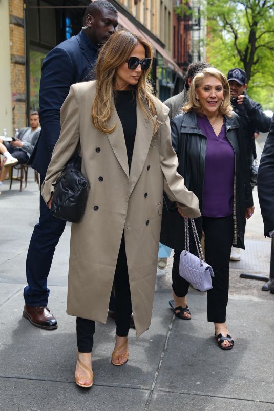 JENNIFER LOPEZ Out for Lunch with Her Mom in New York 05/03/2023 