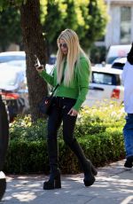 JESSICA SIMPSON Leaves a Dermatologist on Melrose Place in Los Angeles 05/05/2023