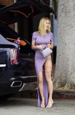 JOY CORRIGAN Shopping Flowers at Farmers Market in Los Angeles 05/10/2023