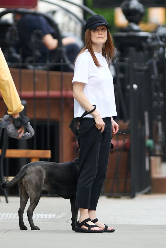 JULIANNE MOORE and Bart Freundlich Out on Mother’s Day in New York 05/14/2023