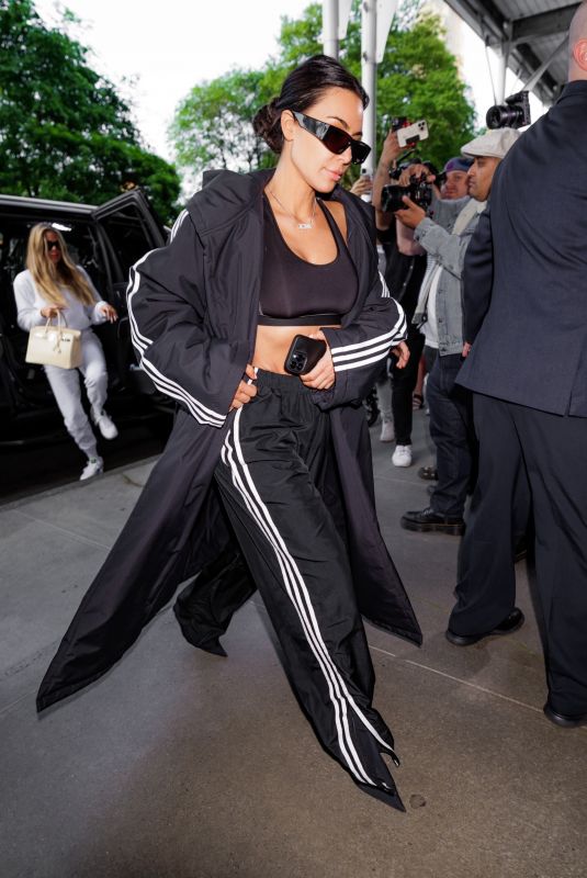 KIM and KHLOE KARDASHIAN Arrives at a Hotel in New York 05/15/2023