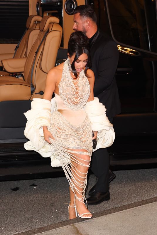 KIM KARDASHIAN Arrives at Her Hotel After 2023 Met Gala in New York 05/01/2023