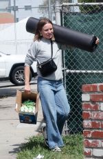 KRISTEN BELL Carries Some Supplies to Her Daughter