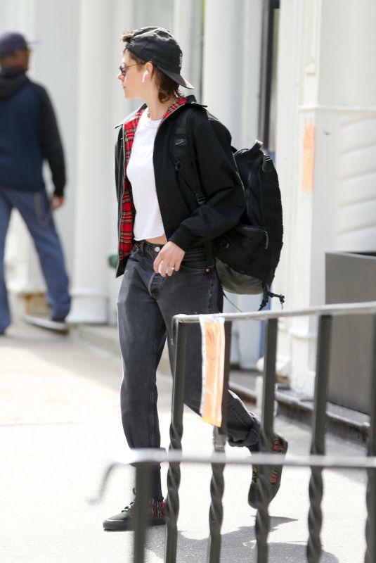 KRISTEN STEWART Out and About in New York 05/01/2023