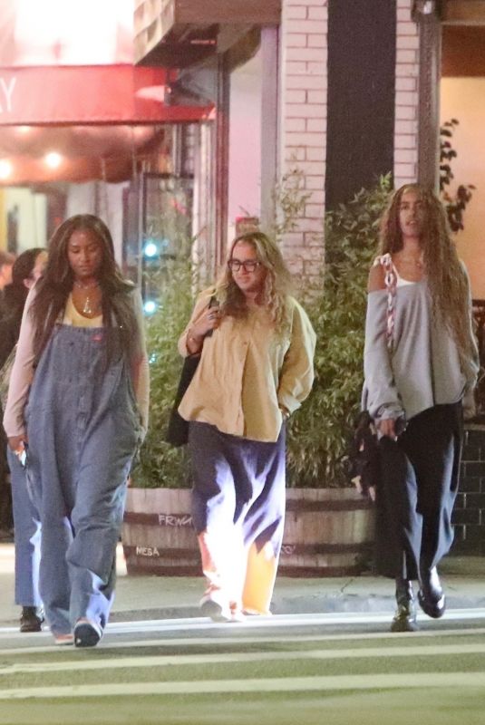 MALIA and SAHSA OBAMA Out for Dinner with Friends in Echo Park 05/12/2023