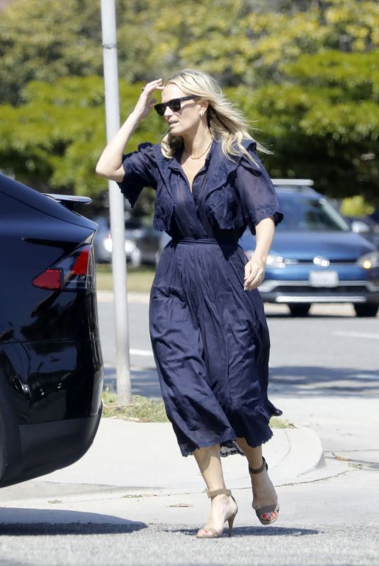 MOLLY SIMS Out and About in Santa Monica 05/11/2023