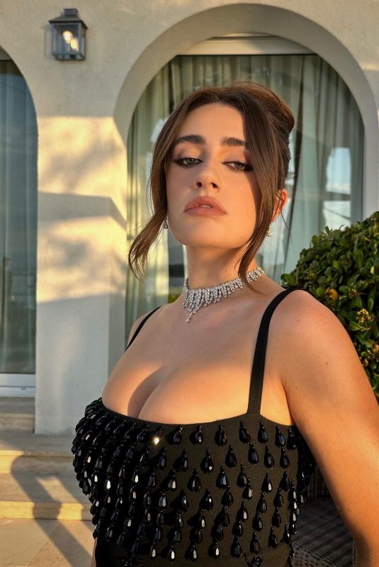 RACHEL SENNOTT - Instagram Photos 05/30/2023