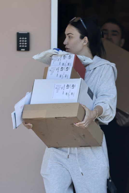 BREANA TIESI Picking Up Her Mail at a UPS Store in Calabasas 06/20/2023
