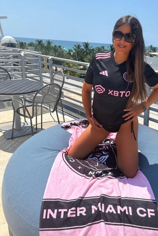 CLAUDIA ROMANI in Inter Miami FC Girlie Kit at Miami Beach 06/26/2023